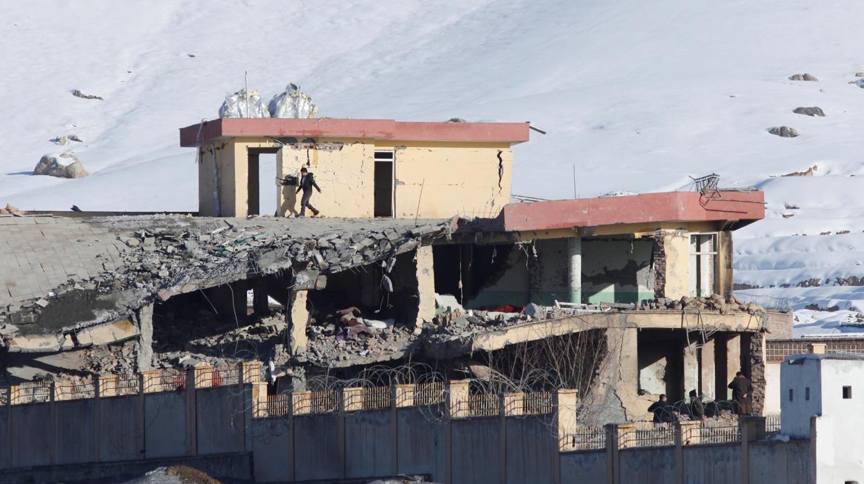 Edificio de la principal agencia de seguridad afgana, el Directorio Nacional de Seguridad, parcialmente destruido, este lunes en Wardak, Afganistán