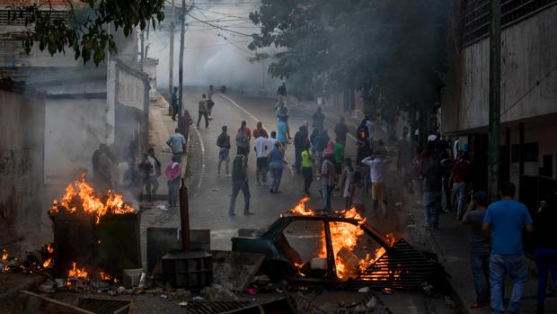 El barrio popular de Cotiza se alza y muestra su apoyo a los militares detenidos