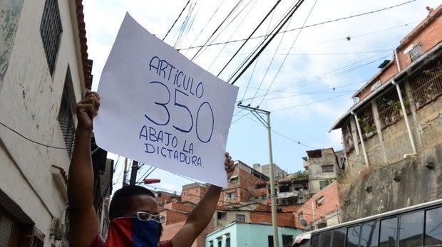 Una asonada fallida de sargentos tensa aún más la crisis venezolana