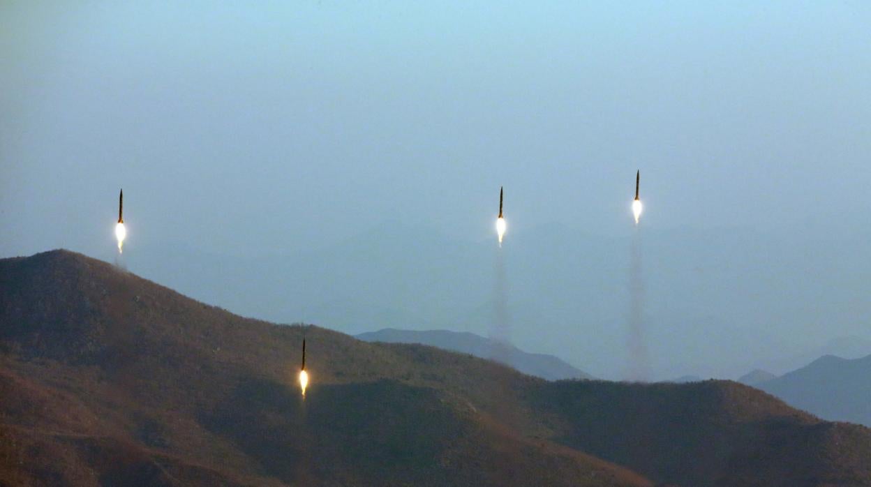 Lanzamiento de cuatro misiles balísticos durante unas maniobras en una localización desconocida de Corea del Norte