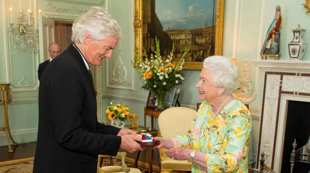 El multimillonario James Dyson, recibiendo la orden del mérito en manos de la Reina Isabel II