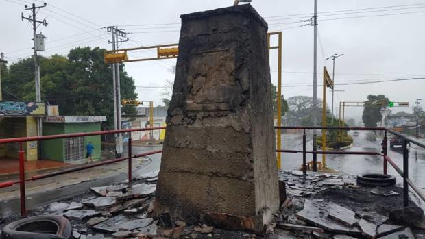 Los opositores comienzan a cargar contra los símbolos del régimen e incendian una estatua de Hugo Chávez