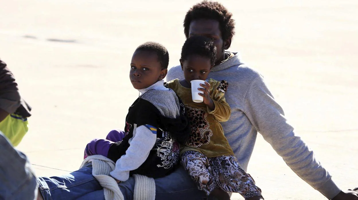 Un grupo de refugiados rescatados en el Mediterráneo