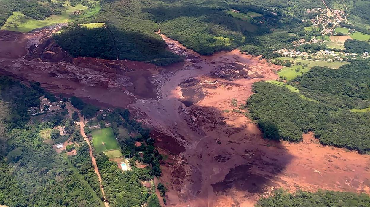 Imagen cedida por el Departamento de Bomberos de Minas Gerais tras la rotura de la presa