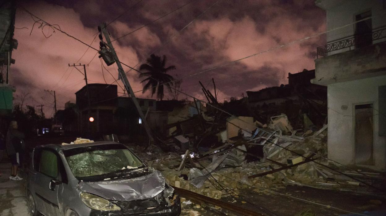 Una calle de La Habana tras el paso del tornado