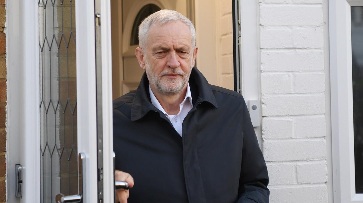 El líder del partido laborista, Jeremy Corbyn, sale de su residencia este miércoles, en Londres, Reino Unido