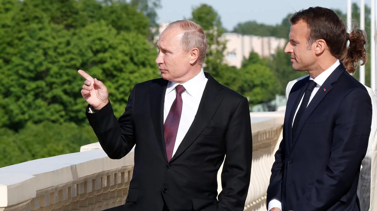 Vladimir Putin y Emmanuel Macron hablan durante una reunión en Rusia