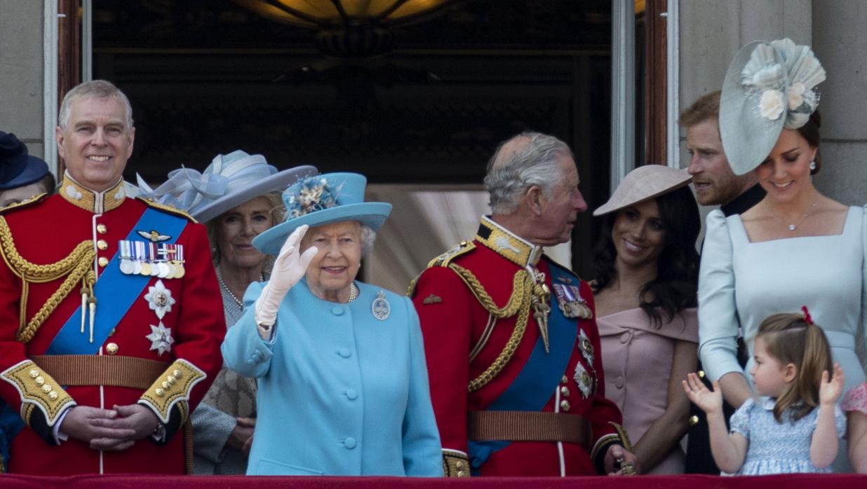 Isabel II, con otros miembros de la Familia Real británica en en balcón del Palacio de Buckinhgham