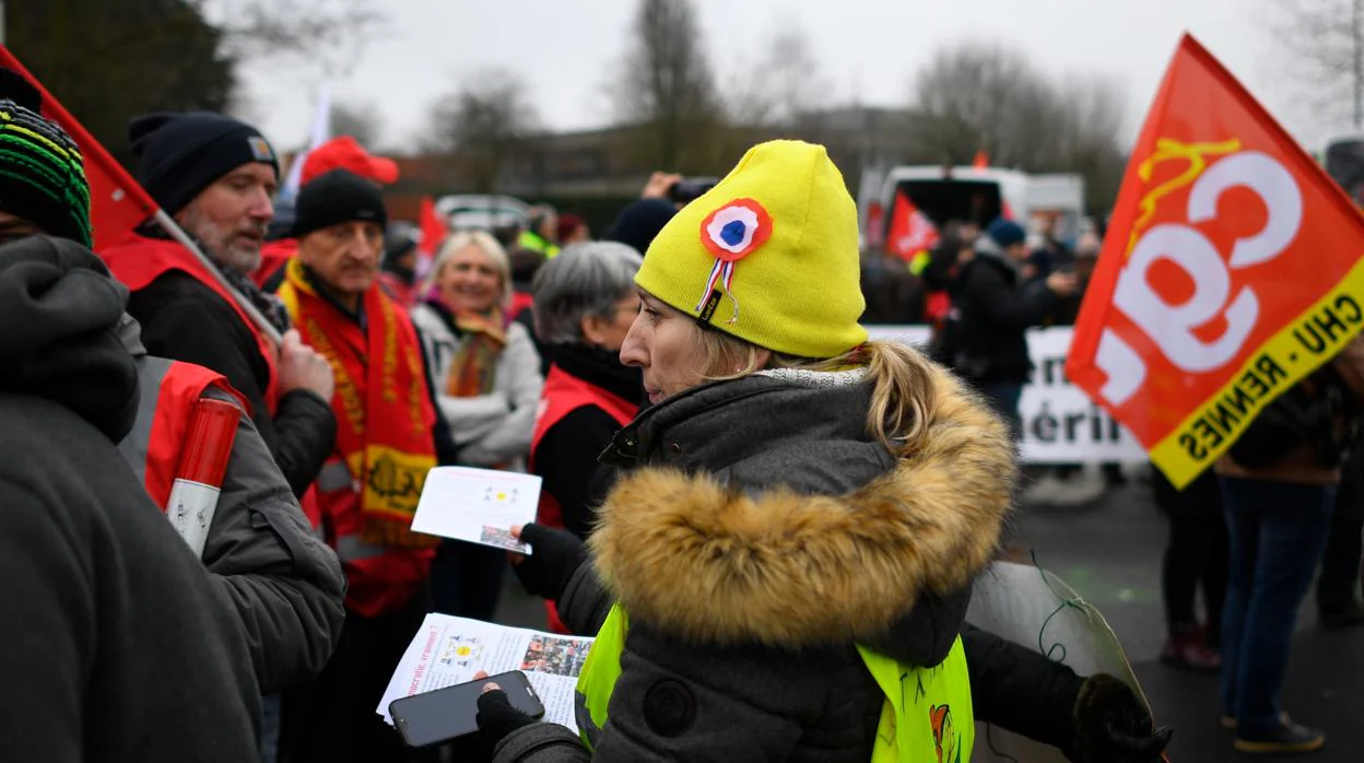 Chalecos amarillos y miembros de la CGT se manifiestan en Rennes