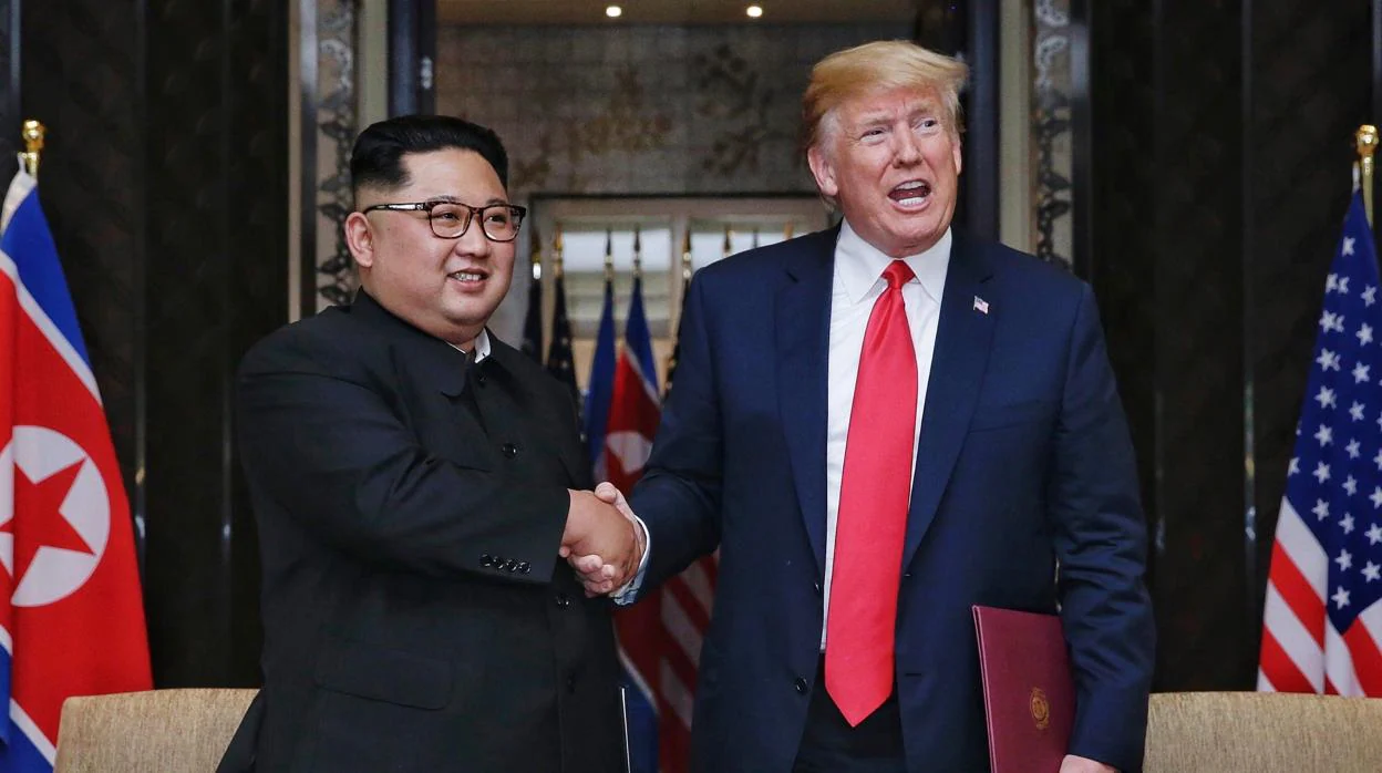 Donald Trump (d), y el líder de Corea del Norte, Kim Jong-un (i), mientras se dan la mano en Singapur