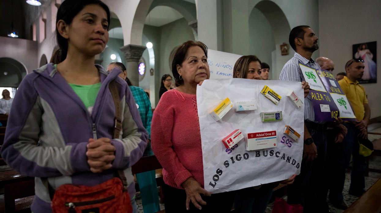 Decenas de enfermos crónicos y sus familiares pidieron en una misa que se celebró en Caracas por la apertura de un canal humanitario