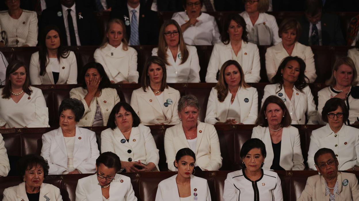 Diputadas vestidas de blanco en homenaje a homenaje a las activistas del sufragismo