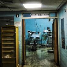 Sala de partos totalmente deteriorada del Hospital Materno Infantil de Caricuao