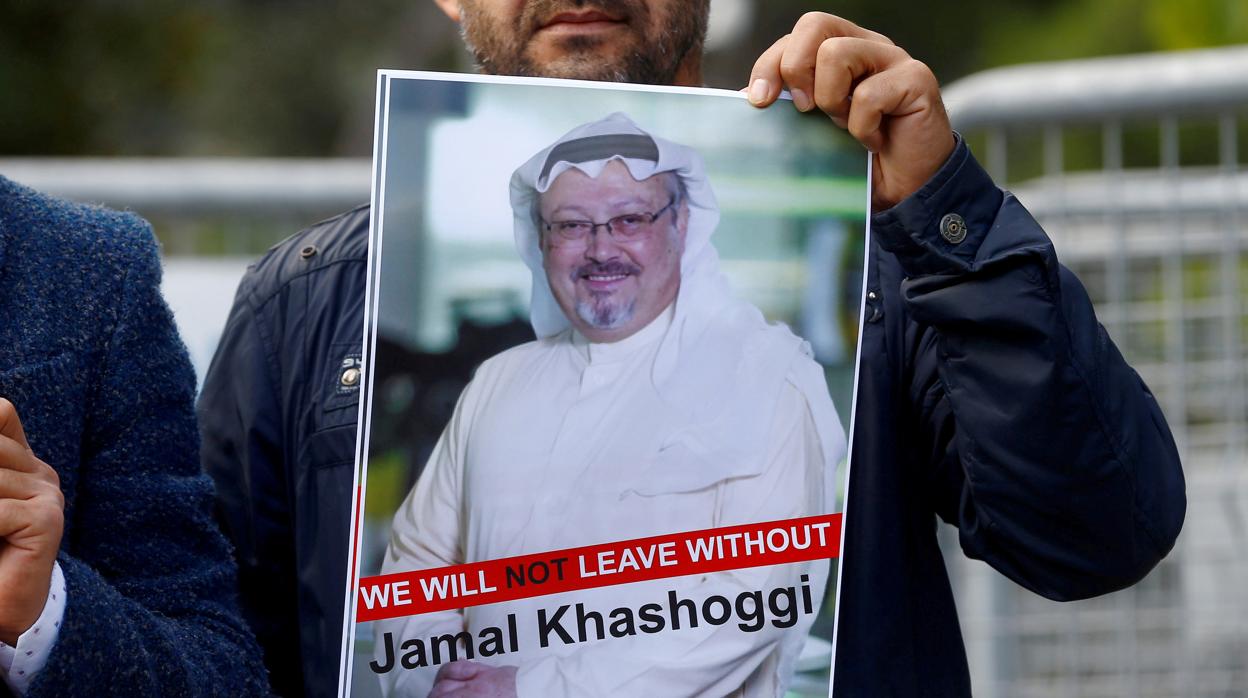 Exhiben un cartel de Jamal Khashoggi en una protesta frente al consulado saudí en Estambul