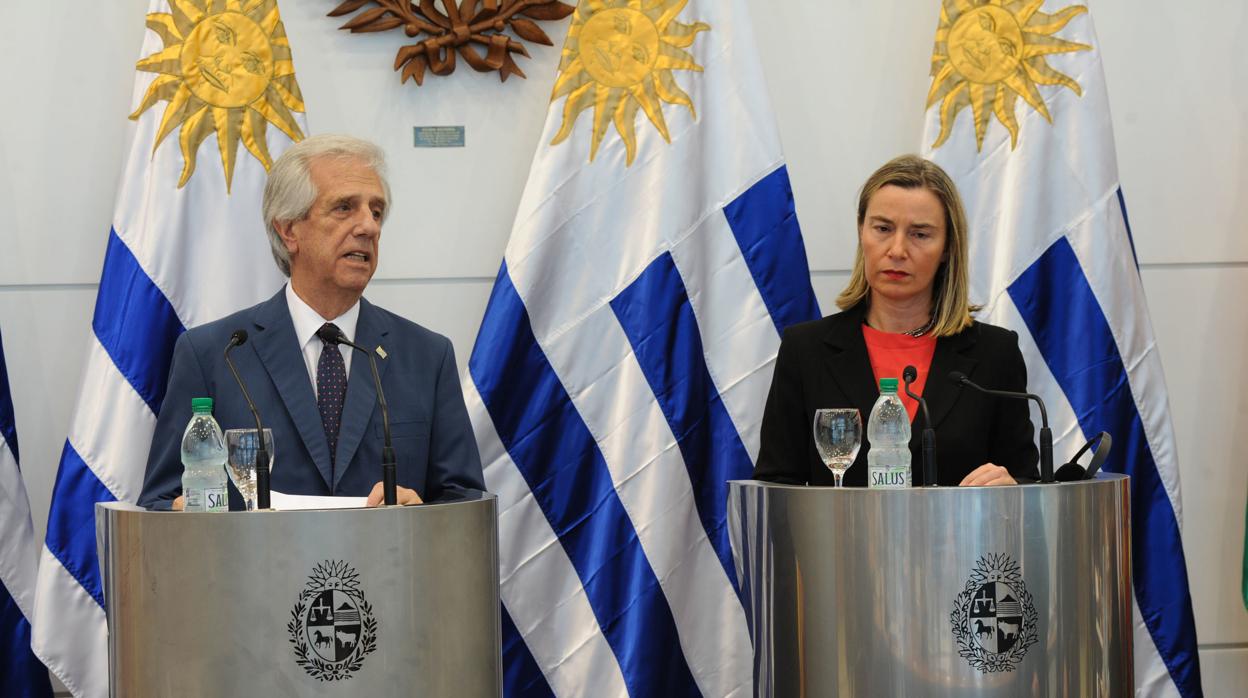 El presidente uruguayo, Tabaré Vázquez, y la alta representante de la UE para la Política Exterior, Federica Mogherini