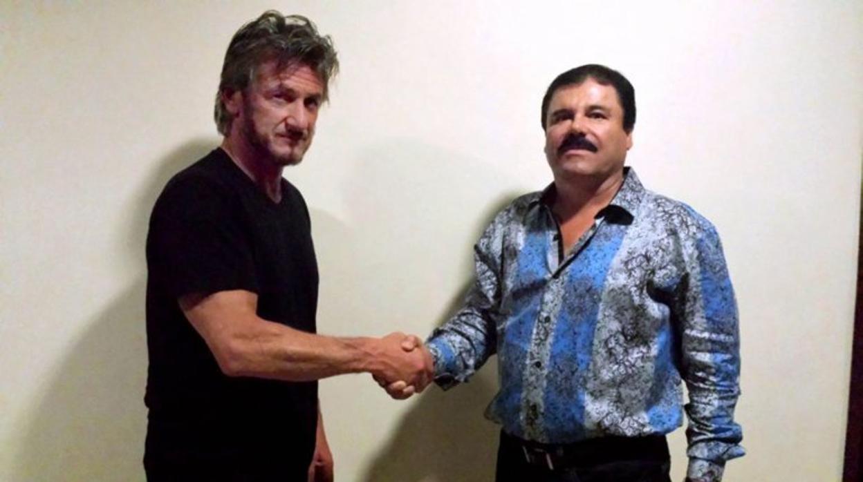 Sean Penn, junto al 'Chapo' Guzmán, durante la entrevista que mantuvieron en 2015