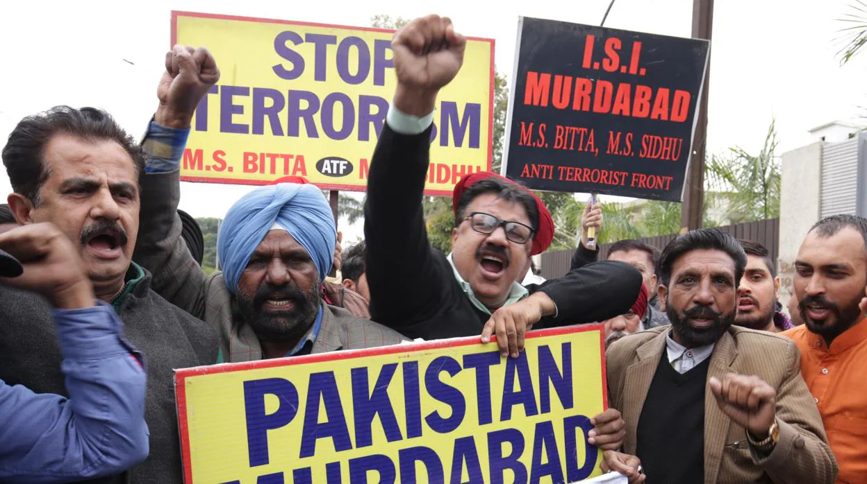 Un grupo de manifestantes indios grita consignas contra Pakistán por el ataque en Cachemira
