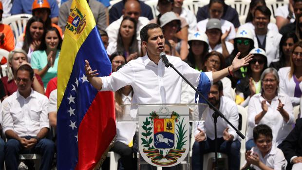 Guaidó juramenta a 3.000 voluntarios en la sede de El Nacional para repartir ayuda humanitaria