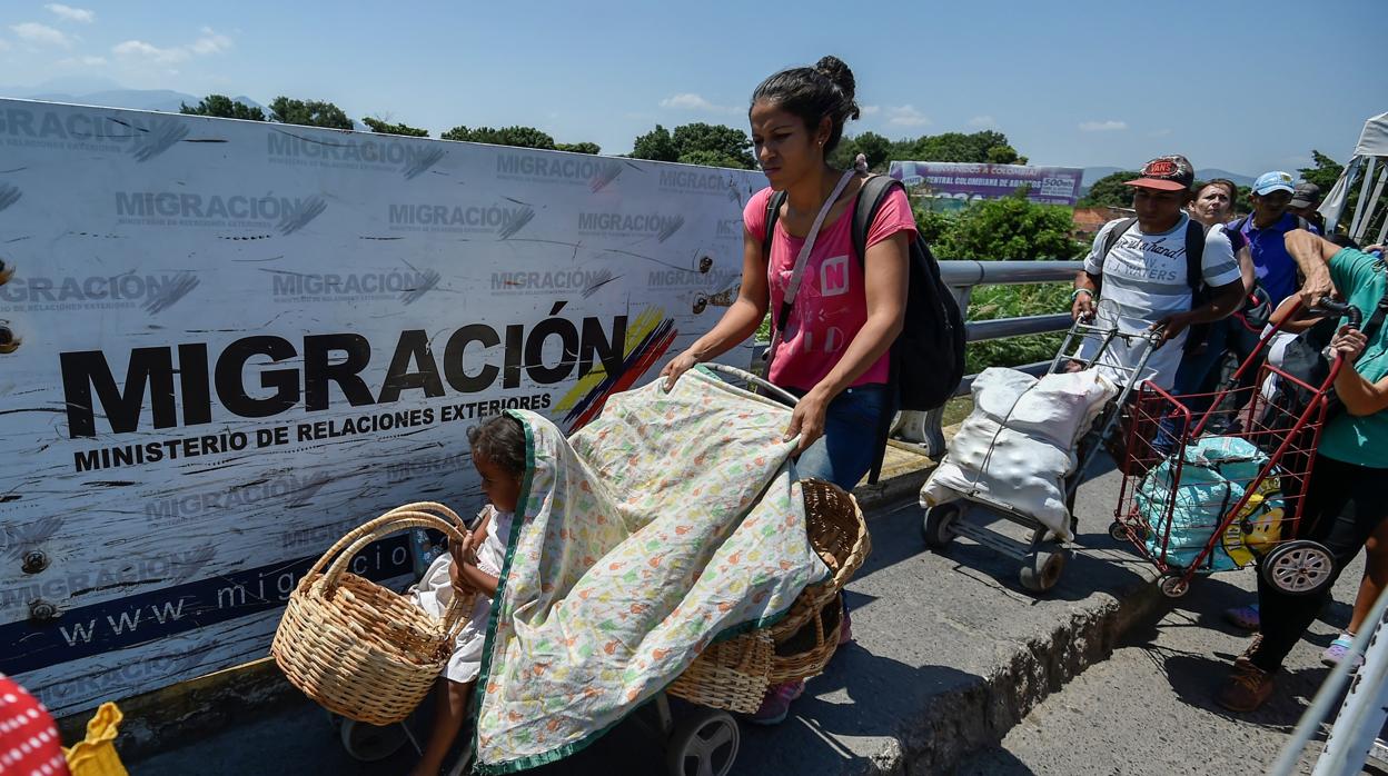 Familias venezolanas cruzan el puente Simon Bolivar, frontera de Venezuela con Colombia