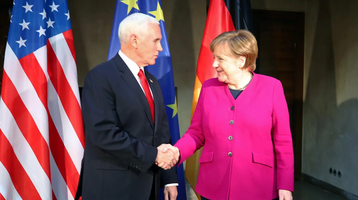Angela Merkel y Mike Pence, en la Conferencia de Múnich