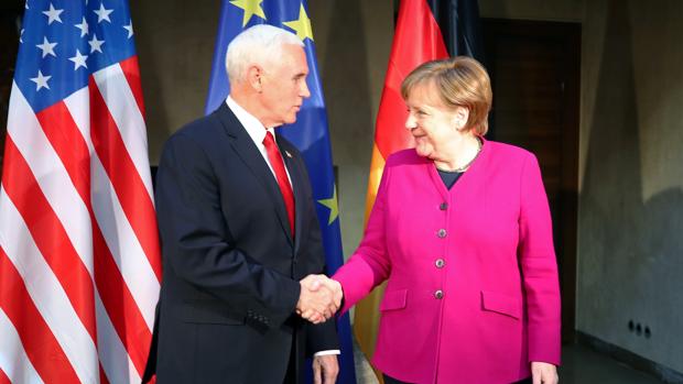 Merkel y Pence ahondan con duras críticas la brecha entre EE.UU. y Alemania