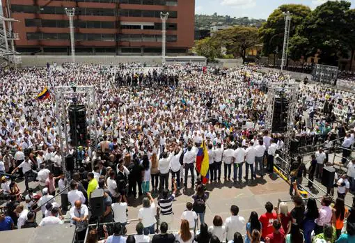 Guaidó juramenta a 3.000 voluntarios en la sede de El Nacional para repartir ayuda humanitaria