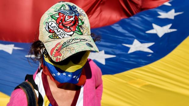Los ejércitos de EE.UU. y Colombia advierten a Maduro de que actuarán para proteger a los civiles