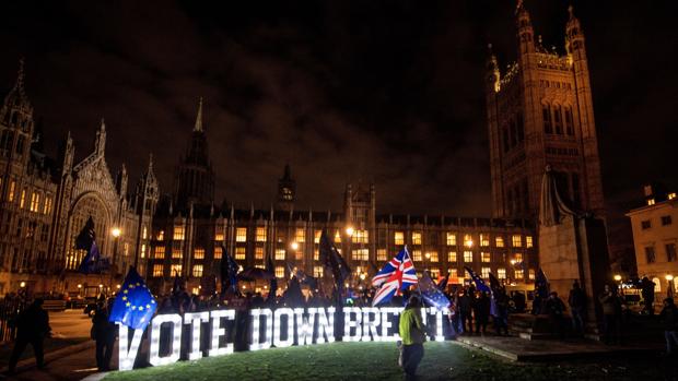 Tres ministros británicos aseguran que el Parlamento va a evitar un Brexit duro