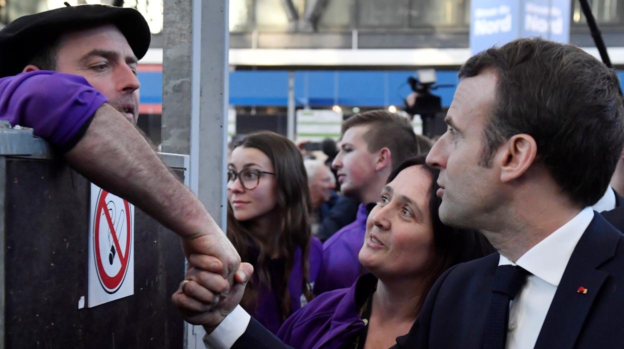 El presidente de Francia, Emmanuel Macron, estrecha la mano de un agricultor