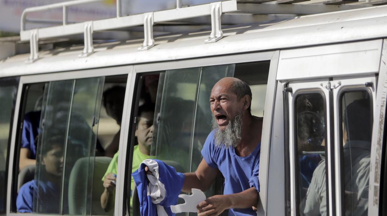 Uno de los autobuses que ayer trasladaron a algunos de los presos liberados por Ortega