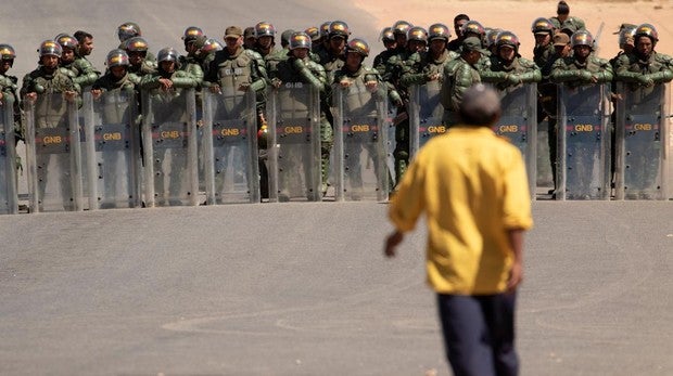 EE.UU. sanciona a mandos militares y policiales de Venezuela tras la represión en la frontera