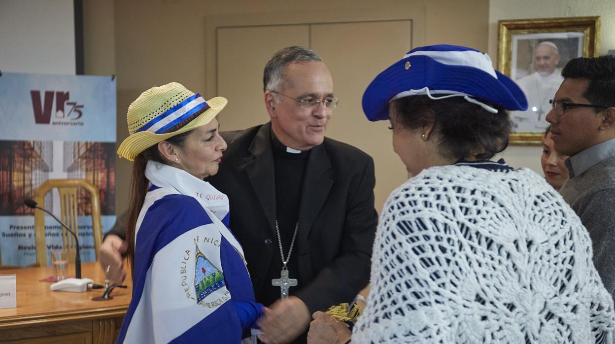 Monseñor Báez, este jueves en Madrid, tras la rueda de prensa, rodeado por ciudadanos nicaragüenses que viven en España