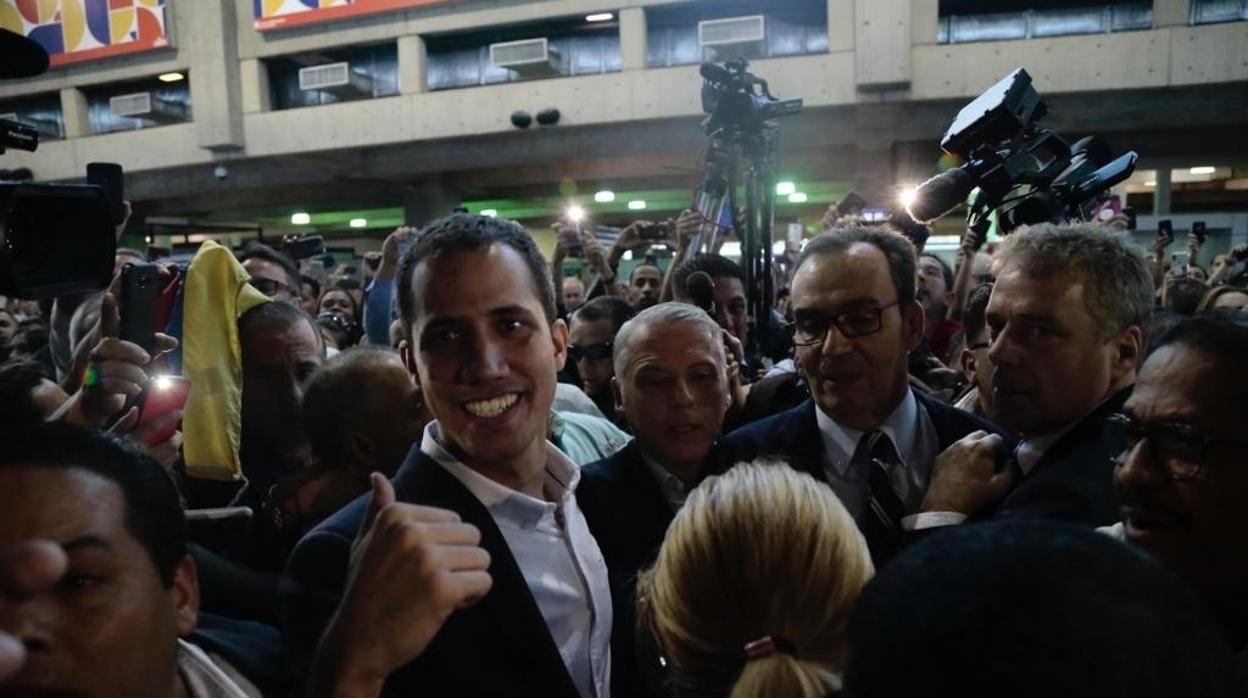 El presidente interino de Venezuela, Juan Guaidó, a su llegada al aeropuesto de Maiquetía