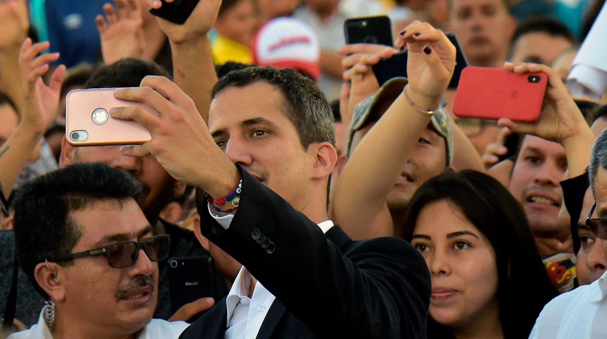 Guaidó se toma un selfie con sus compatriotas durante su visita a Ecuador