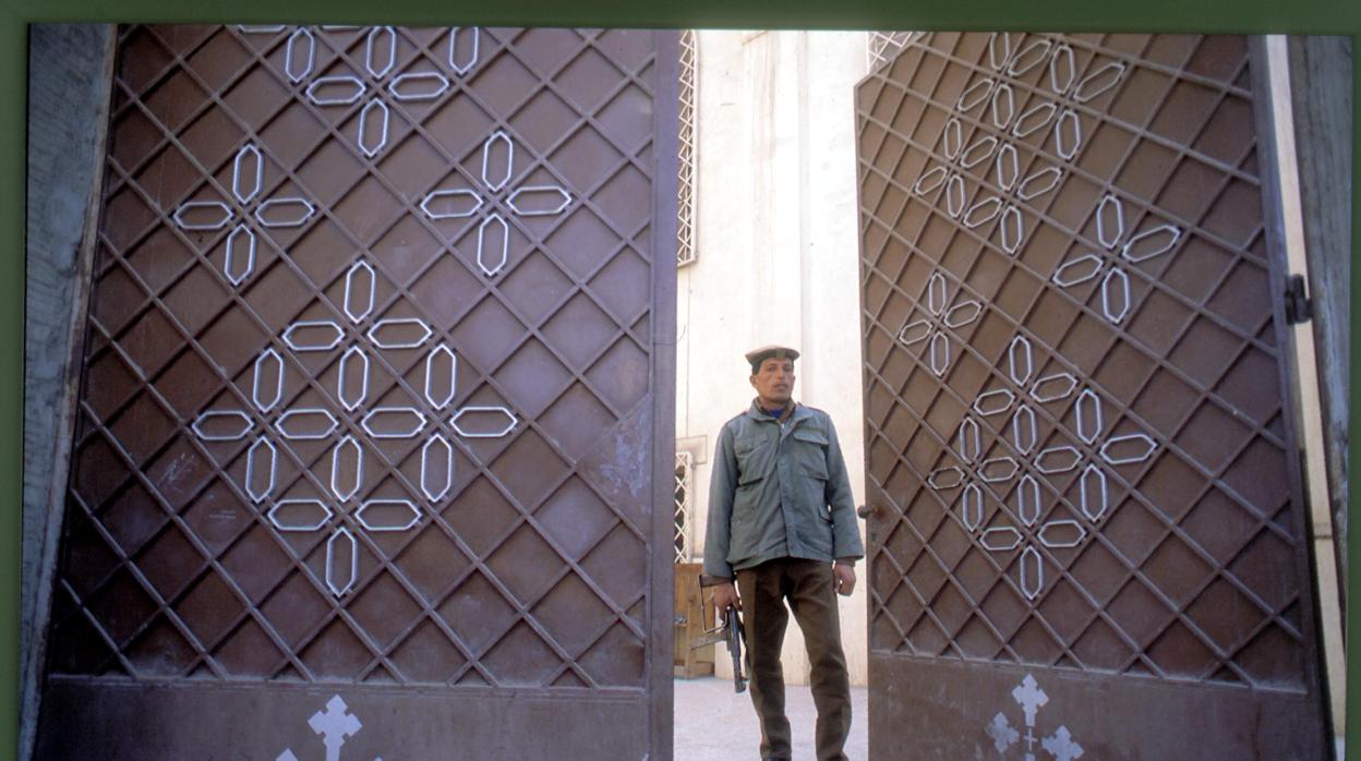 Un soldado vigila la entrada de una iglesia en El Cairo