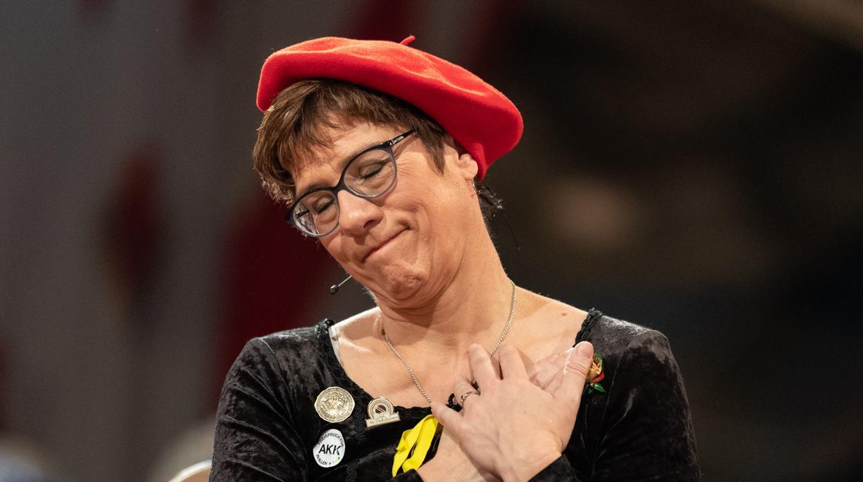 La foto tomada el 28 de febrero de 2019 muestra a Annegret Kramp-Karrenbauer, líder de la conservadora Unión Demócrata Cristiana de Alemania (CDU), durante los carnavales en Staufen