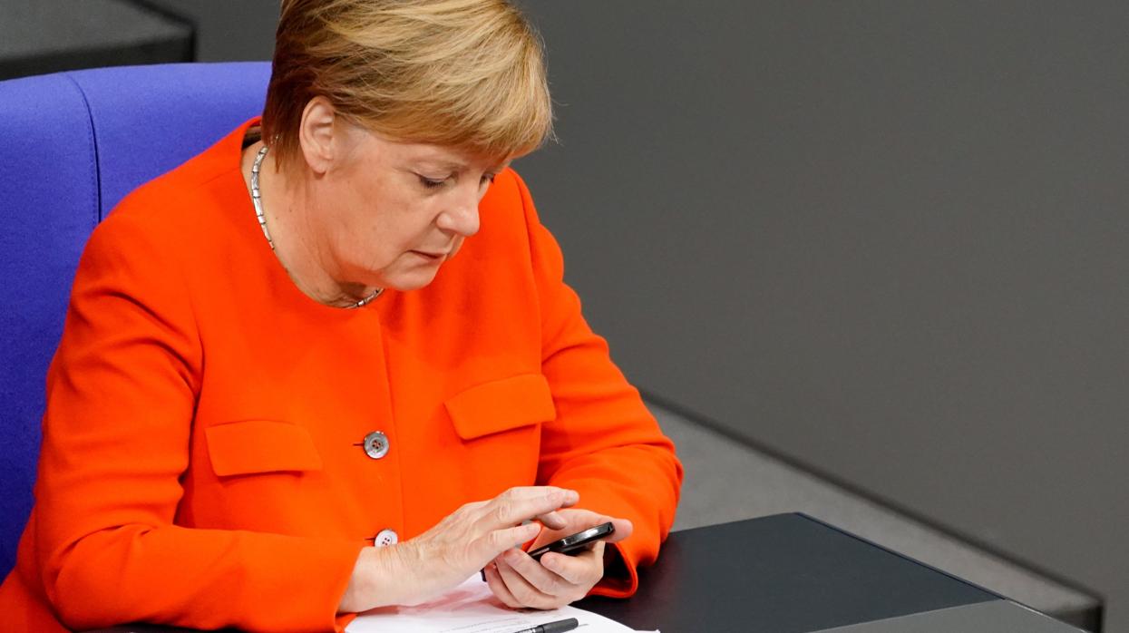 Angela Merkel, utiliza su teléfono móvil durante una sesión en el Parlamento de Berlín