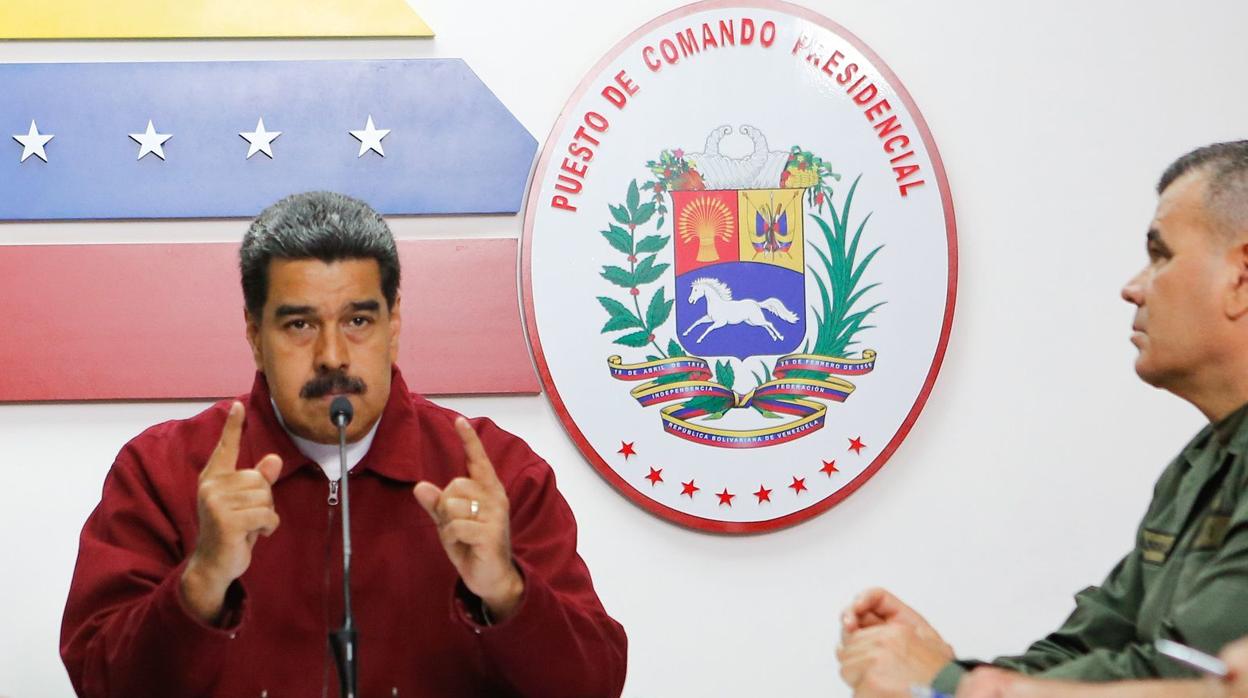 Nicolás Maduro, este martes junto al ministro de Defensa, Vladimir Padrino, en el Palacio de Miraflores