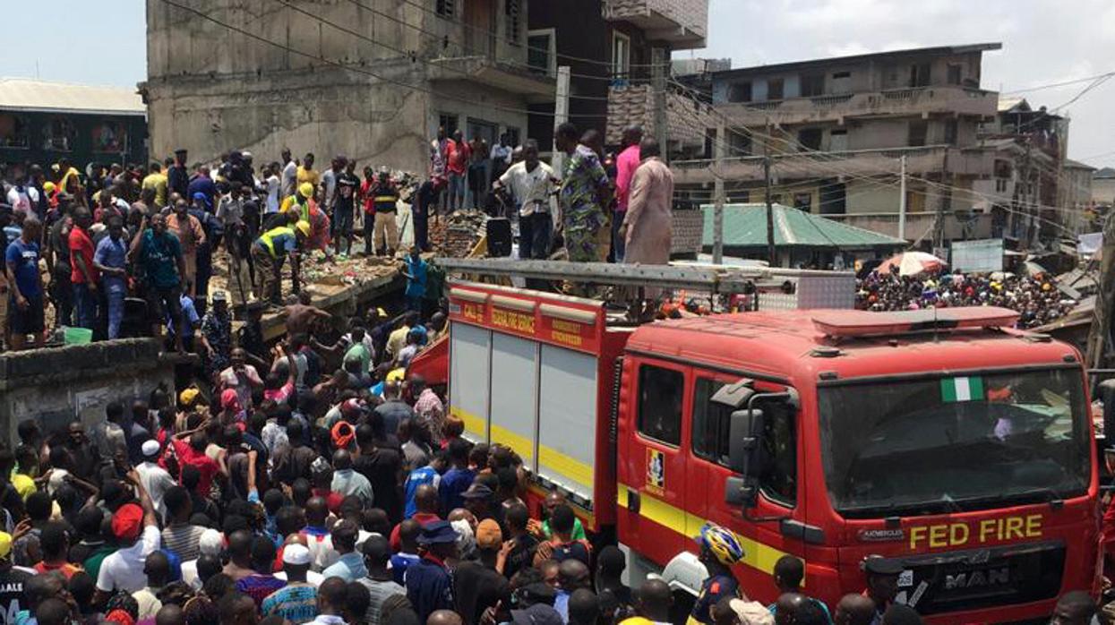 Los equipos de salvamento intentan sacar a los niños de entre los escombros