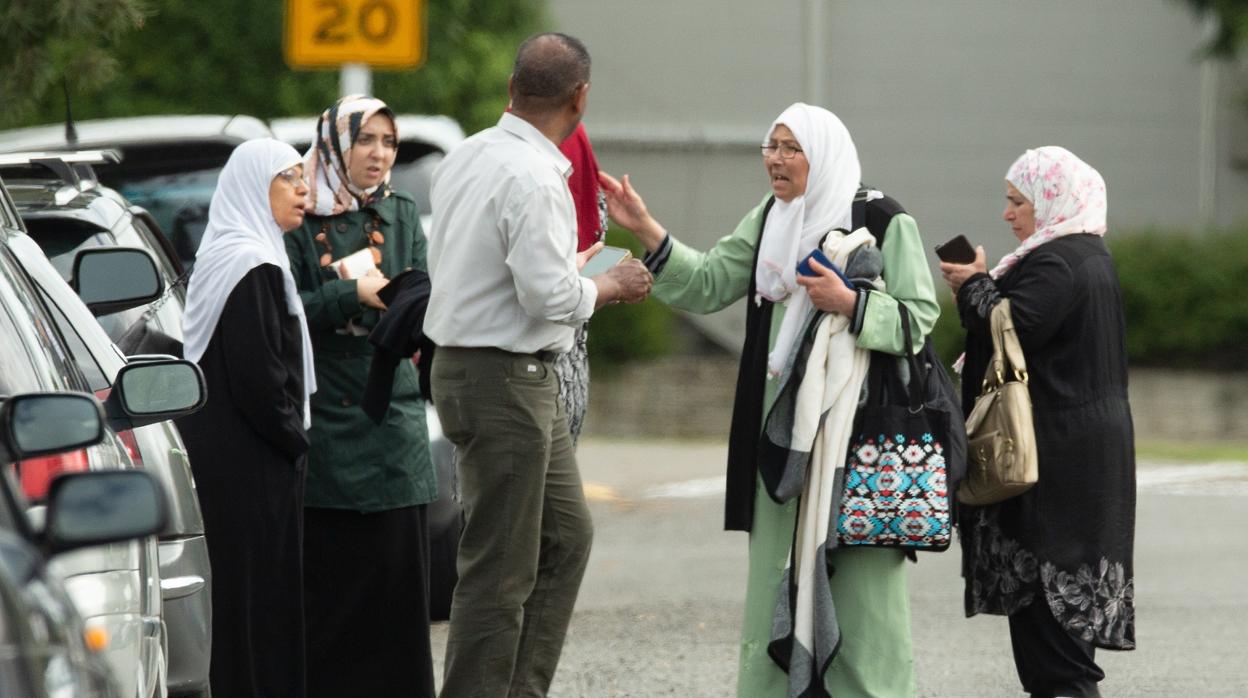 Familiares de víctimas a las puertas de una de las mezquitas atacadas en Christchurch (Nueva Zelanda)