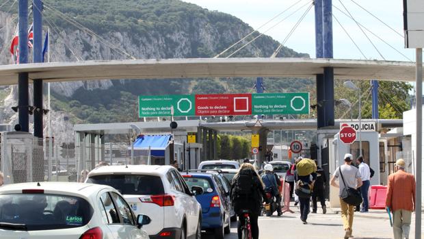 Bruselas sopesa ceder ante Londres y no llamar «colonia» a Gibraltar