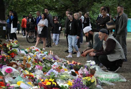 Con flores, fotos, mensajes de condolencia y velas, los neozelandeses homenajean a las víctimas de la matanza en las mezquitas de Christchurch