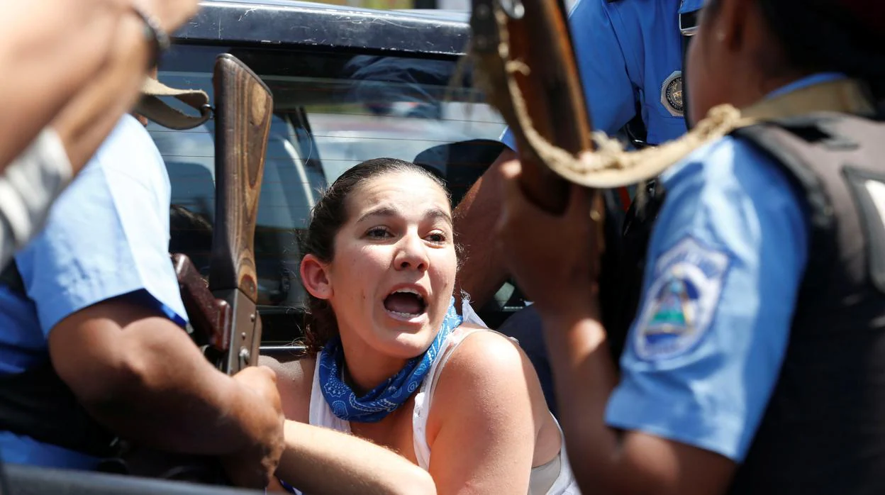 Una manifestante protesta al ser detenida en Managua durante una marcha el sábado pasado