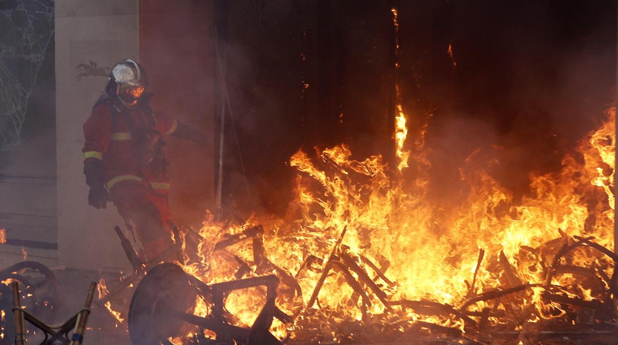 Un comercio arde por los incidentes con los chalecos amarillos en París