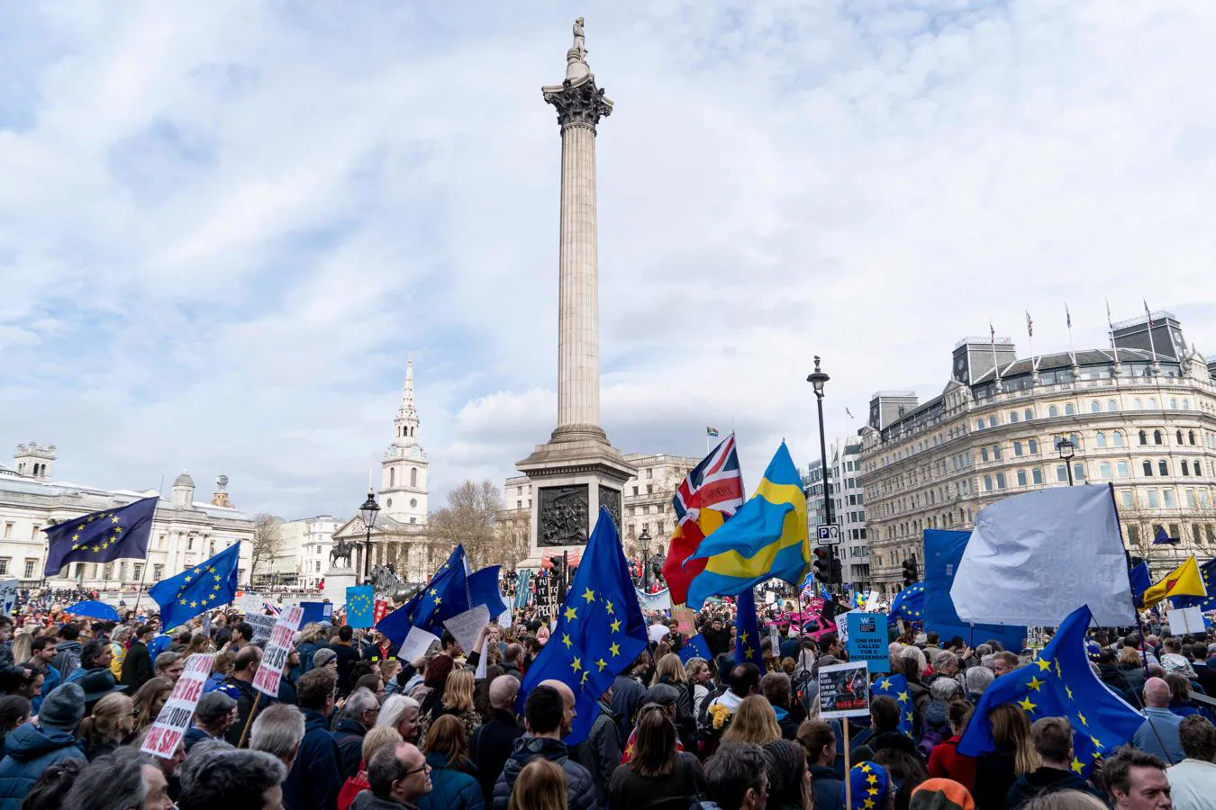 Miles de personas a su paso por Trafalgar Square para pedir la celebración de un segundo referéndum para el acuerdo final sobre el Brexit. 