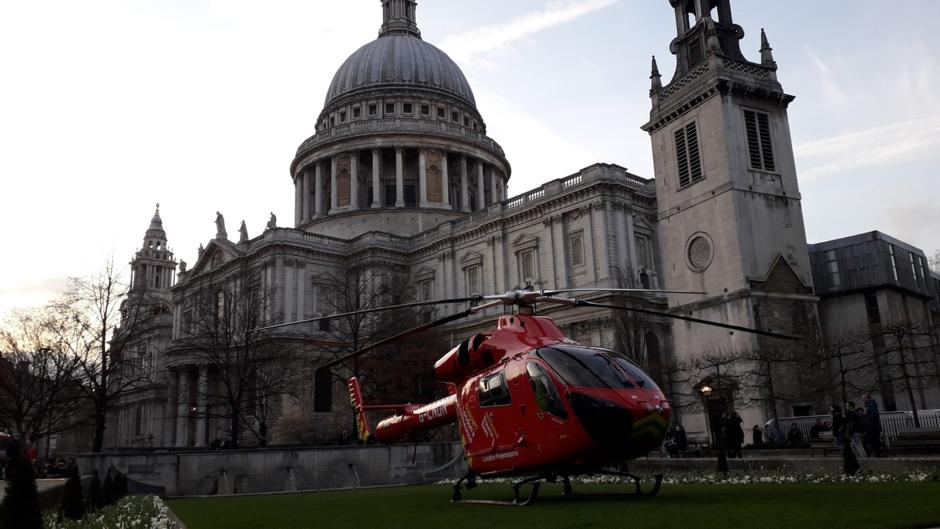 Un helicóptero aterriza en el centro de Londres