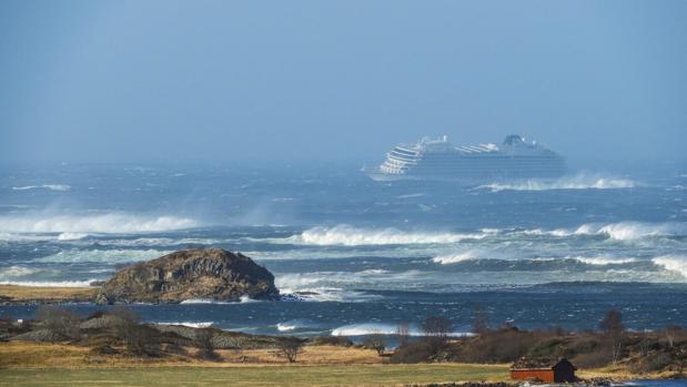 El crucero noruego averiado es remolcado, tras evacuarse a casi 500 pasajeros