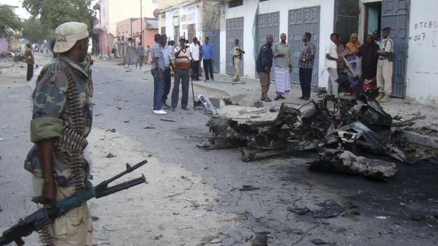 Al menos cinco muertos y quince heridos por la explosión de dos coches bomba en Somalia