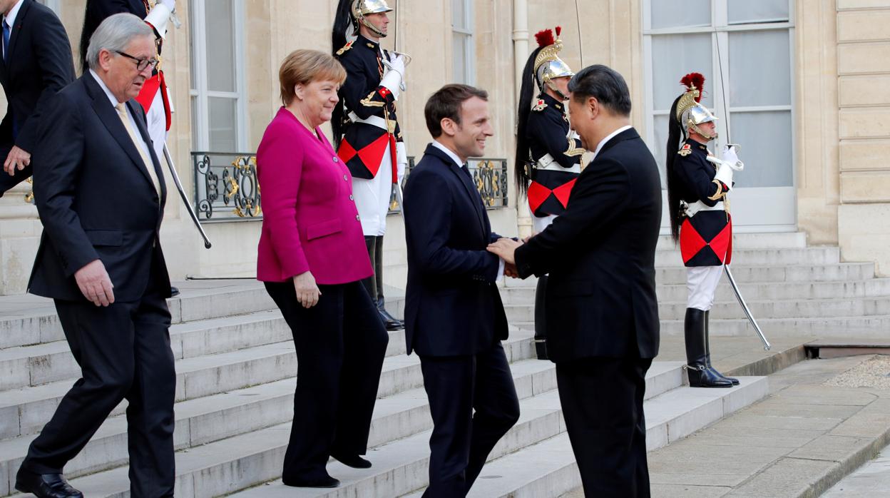 Juncker, Merkel y Macron reciben a Xi Jinping en el Elíseo