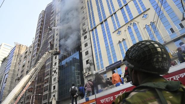 Asciende a 25 muertos la cifra de muertos por el incendio de un rascacielos de Bangladesh